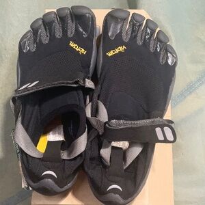 Vibram FiveFingers Black Toe Shoes